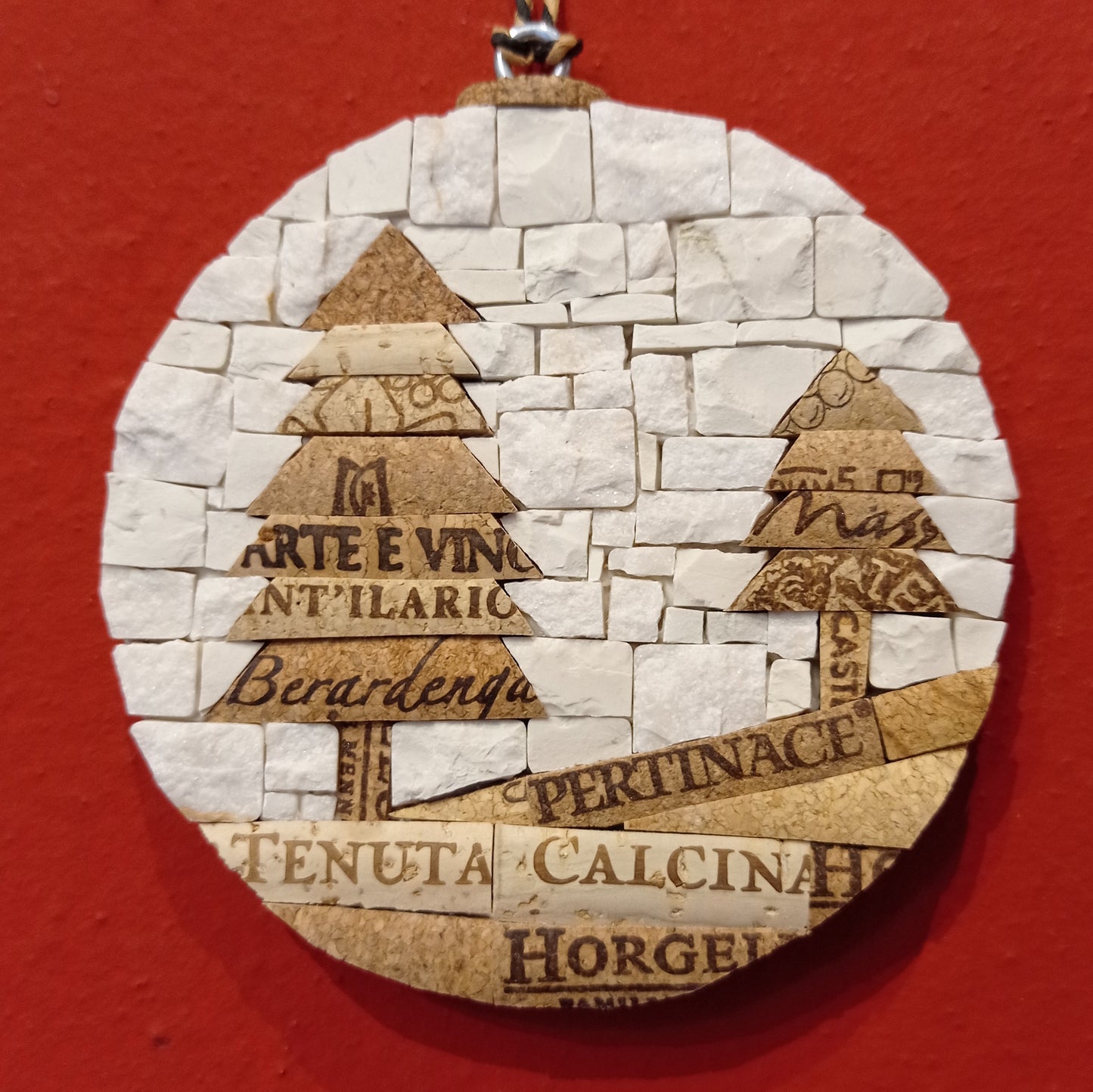 dettaglio del tondo a mosaico con gli alberelli di sughero