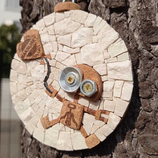 piccolo tondo a mosaico di marmo e sughero con un robottino e un palloncino a cuore