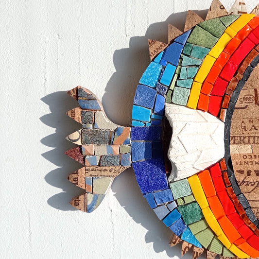 dettaglio - coda del pesciolino arcobaleno a mosaico in marmo e sughero