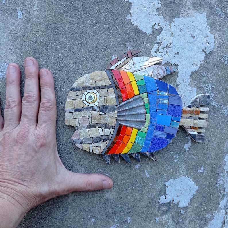 pesciolino arcobaleno a mosaico in marmo e sughero