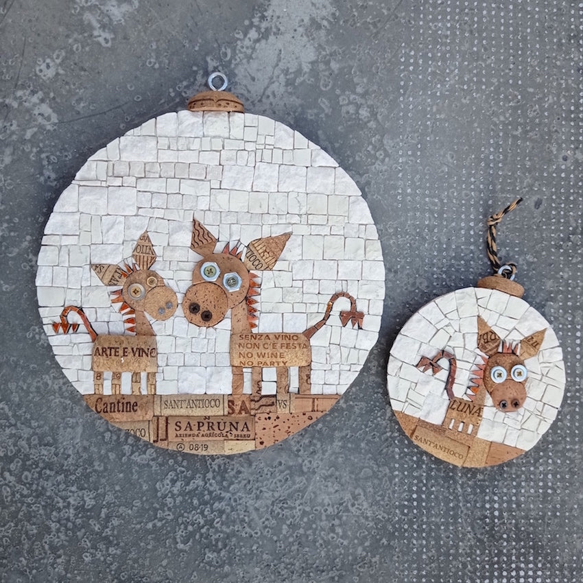 mosaico rotondo di diametro 18 cm, raffigurati due simpatici ciuchini realizzati con sughero recuperato dai tappi di bottiglia, sfondo bianco in marmo